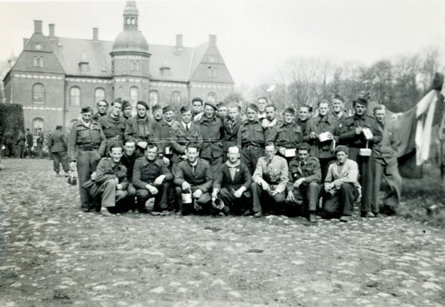 Освобожденные французы во дворе усадьбы Сковсгор.jpg