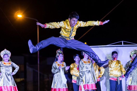 Русский танец в исполнении учеников Российско-Боливийской школы.