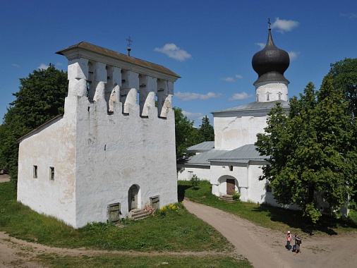 Псков. Вид на церковь Успения Пресвятой Богородицы. Фото Юрия Белинского