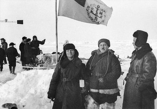 Дрейфующая станция «Северный полюс-1». В центре - руководитель 
экспедиции Папанин И.Д. 1938 г. Фото из архива  ИТАР-ТАСС
