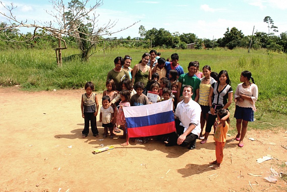 Председатель Координационного совета организаций российских соотечественников в Боливии Алексей Чернышев (2015 - н/в) в деревне Эйийокибо индейцев эсе-эха на севере Боливии после вручения детям новогодних подарков. 2013 год.