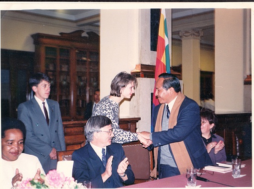 Историк Евгения Бридихина принимает поздравления от Вице-президента Республики Боливия Виктора Уго Карденаса (1993-1997) - с вышедшей книгой «Черная женщина Боливии». 1995 год. Е.Бридихина дважды занимала пост директора Исторического архива г. Ла-Пас (2004, 2011). С 1991 г. - профессор истории Университета Сан-Андреас.