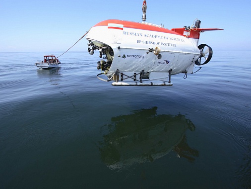 Иркутская область. Озеро Байкал. Глубоководный аппарат «Мир» проводит изучение дна озера. Фото Зорикто Дагбаева