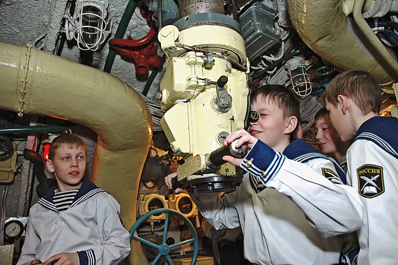 Ученики морского кадетского класса во время практических занятий на крейсере «Маршал Устинов». Мурманская область. Североморск. Фото ИТАР-ТАСС/Лев Федосеев