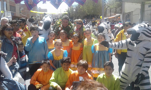 Ученики Российско-Боливийской школы Елены Леконцевой с мэром города Ла-Пас Луисом Ревилья (в центре) и «зебрами» из молодежной службы контроля за соблюдением правил дорожного движения.