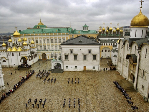 Москва. Развод пеших и конных караулов на Соборной площади Кремля. Фото Бориса Кавашкина