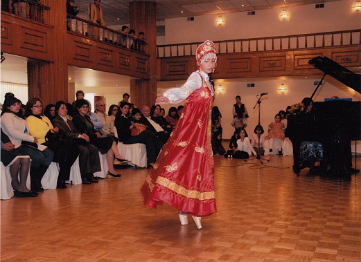 Тамара Уриона Полякова исполняет русский танец в Ла-Пасе. 2008 год. Тамара с 3 лет занималась классическим балетом с хореографом Моникой Камачо, получившей образование в Большом театре.