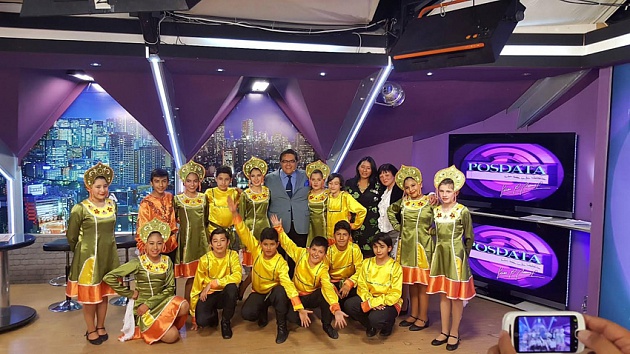 Ученики Российско-Боливийской общеобразовательной школы (Ла-Пас) Елены Леконцевой (второй ряд, третья справа) на одном из самых популярных в Боливии телеканалов. Школа создана в 2011 году, сегодня насчитывает 68 учеников.