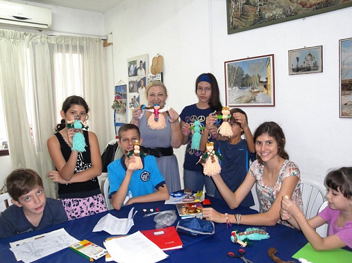 Основатель и руководитель Русской школы города Санта-Крус-де-ла-Сьерра Любовь Лазовская (второй ряд в центре) и ее ученики мастерят обереги для мам к 8 марта. 2013 год.